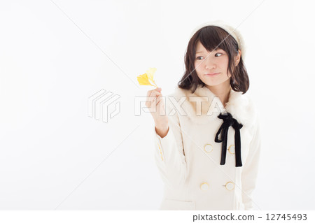 可愛的白色白色冬天衣服的一個女孩 可愛的白色白色冬天衣服的一個女孩 12745493