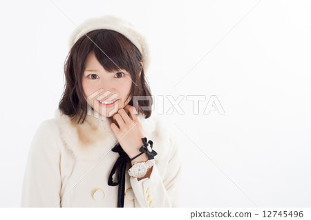 可愛的白色白色冬天衣服的一個女孩 12745496