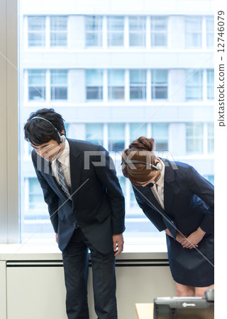 Operator bowing Operator bowing 12746079