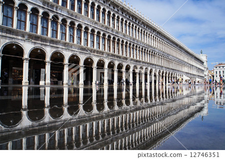 威尼斯聖馬可廣場在Aqua Alta（風暴潮）期間 12746351