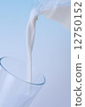 Pour milk 12750152