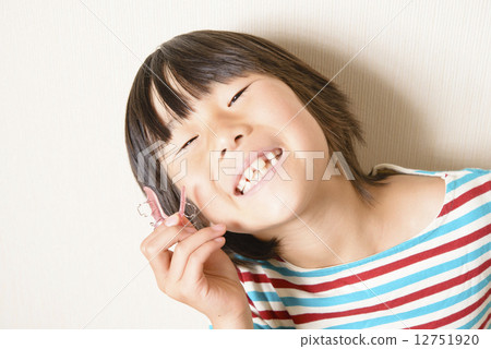 Girls who straighten teeth Girls who straighten teeth 12751920