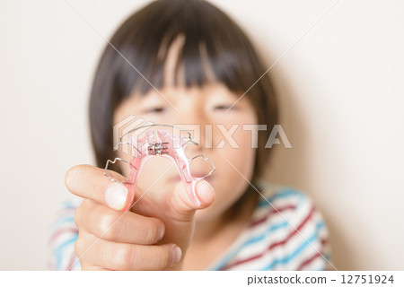 Girls who straighten teeth 12751924