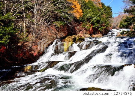 秋天冠瀑布 12754576