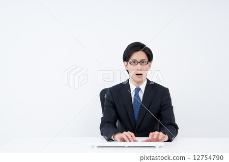 Young businessman (office) 12754790