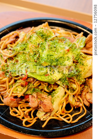 可口yakisoba用大量青椒 可口yakisoba用大量青椒 12756098