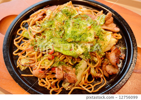 可口yakisoba用大量青椒 可口yakisoba用大量青椒 12756099