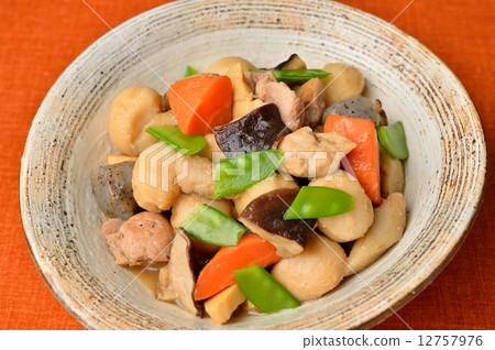 煮熟的Chikuzen（日式蔬菜和燉雞）。 12757976