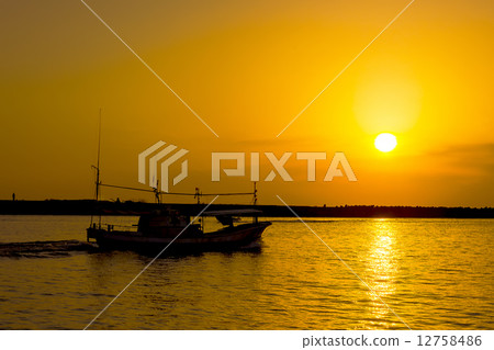 A fishing boat to fly with Sakata Port · Sunset 12758486