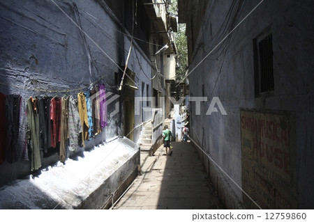 Alley and laundry 12759860