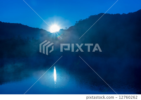 在湖的早晨太陽 12760262