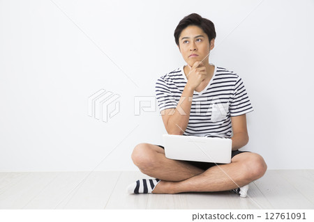 有計算機的一個年輕人 12761091