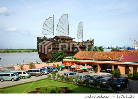 houseboat, restaurant, nha rong port 12761126