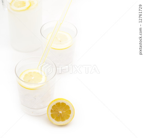 fresh lemonade drink 12761729