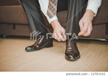 Setting of laces on boots 922. 12763101