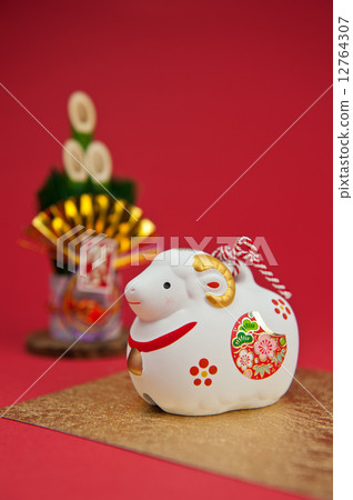 Kadomatsu and sheep's dragonfly Kadomatsu and sheep's dragonfly 12764307