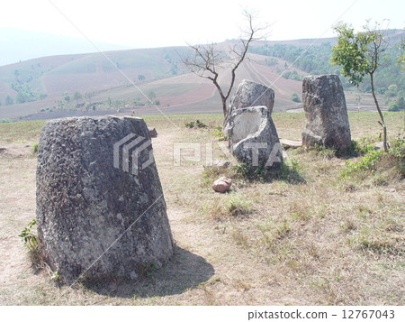 Jar plain·pot-stone stone group（Sienkwan Province / Laos） 12767043