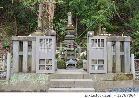 Tomb of Yoritomo (White flag shrine / Kanagawa prefecture Kamakura City Seishiemon) 12767064