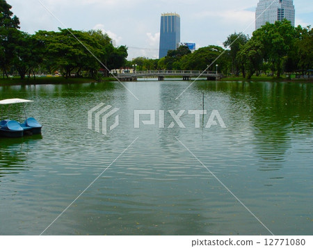 魯比尼公園（曼谷/泰國）的人工池塘 12771080
