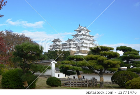 Himeji castle colored with autumn leaves Himeji castle colored with autumn leaves 12771476