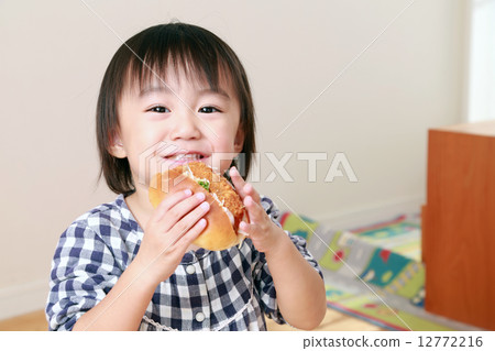 寶寶吃麵包 12772216