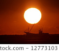 日出和水平線和漁船 12773103