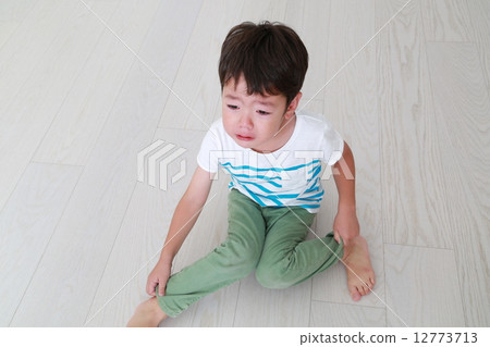 一個哭著臉的孩子 一個哭著臉的孩子 12773713