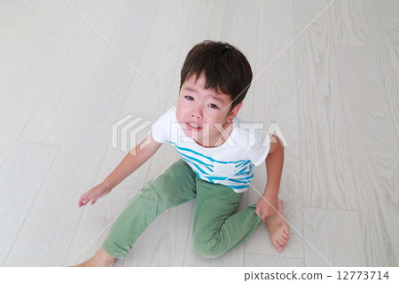 一個哭著臉的孩子 一個哭著臉的孩子 12773714