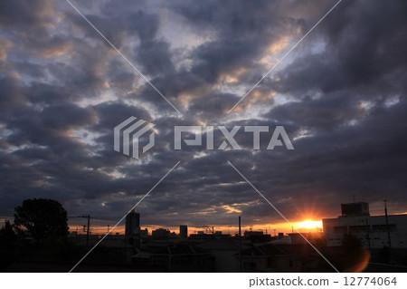 這是2014年11月16日的黎明。 這是2014年11月16日的黎明。 12774064