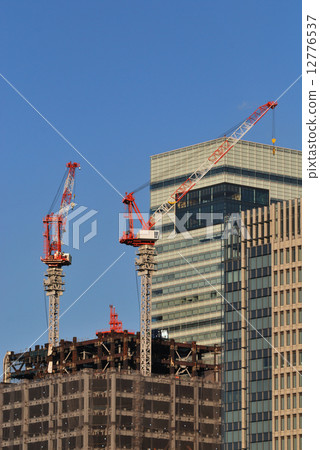 高層建築塔式起重機正在建設中 12776537