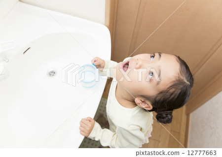 Gargle girl 12777663