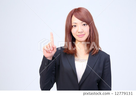 辦公室女士指著一套西裝(1) 辦公室女士指著一套西裝(1) 12779131