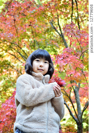 Girls (autumn leaves) 12779608