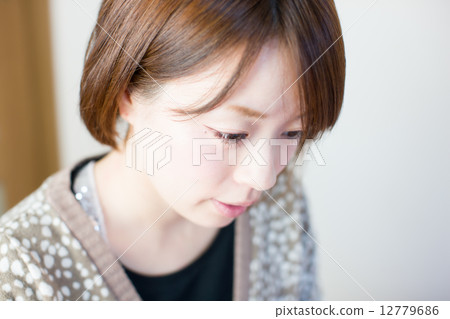 一名年輕女子的臉 一名年輕女子的臉 12779686