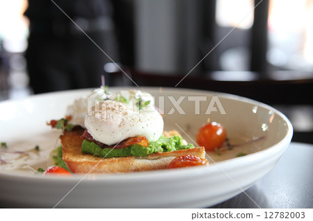 peas poached eggs 12782003