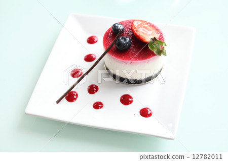 Strawberry mousse cake 12782011