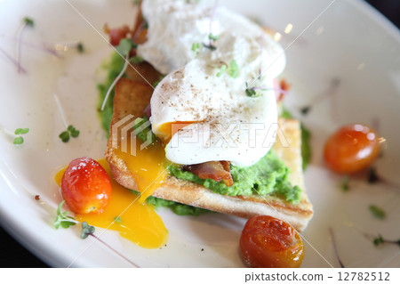 peas poached eggs 12782512