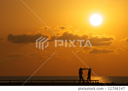 情人在夕陽下 12786147
