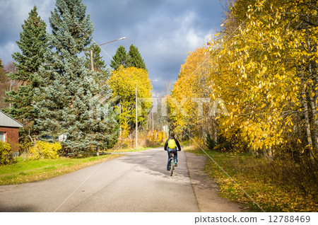 Autumn ciclyng 12788469
