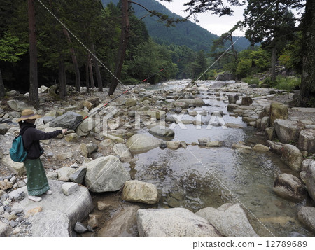 川上河的釣魚者 12789689