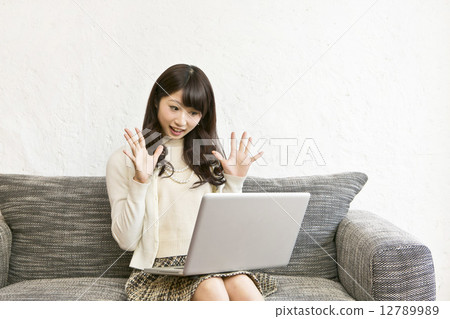 一個女人對電腦感到驚訝 12789989