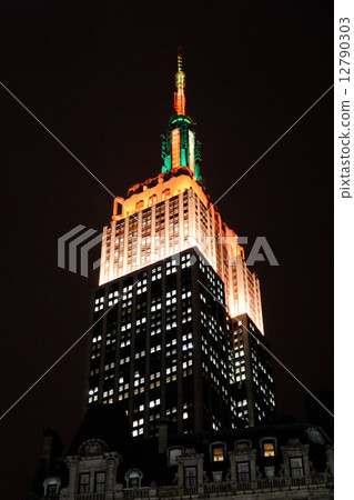 Autumn colored Empire State Building 12790303