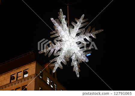 Snowflakes in New York, Fifth Avenue Snowflakes in New York, Fifth Avenue 12791065