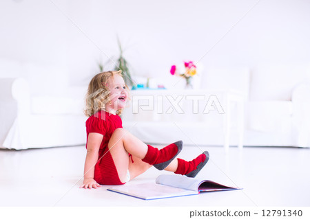 Little girl reading a book 12791340