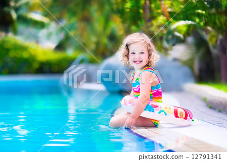 Little girl in a swimming pool 12791341