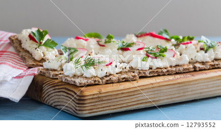 Crispbread with cottage cheese radishes and herbs Crispbread with cottage cheese radishes and herbs 12793552