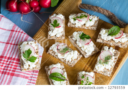 Crispbread with cottage cheese radishes and herbs 12793559