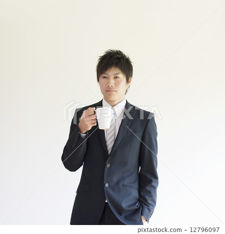 與咖啡杯的一個商人 12796097