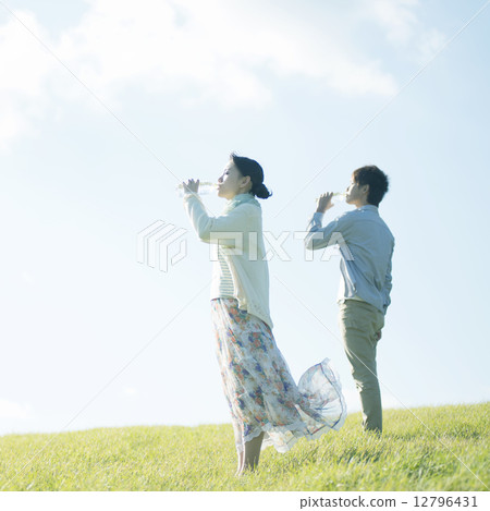 在草甸的夫婦飲用水 在草甸的夫婦飲用水 12796431
