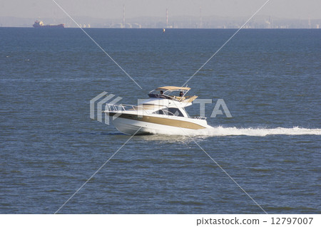 運行在東京灣的遊船 運行在東京灣的遊船 12797007